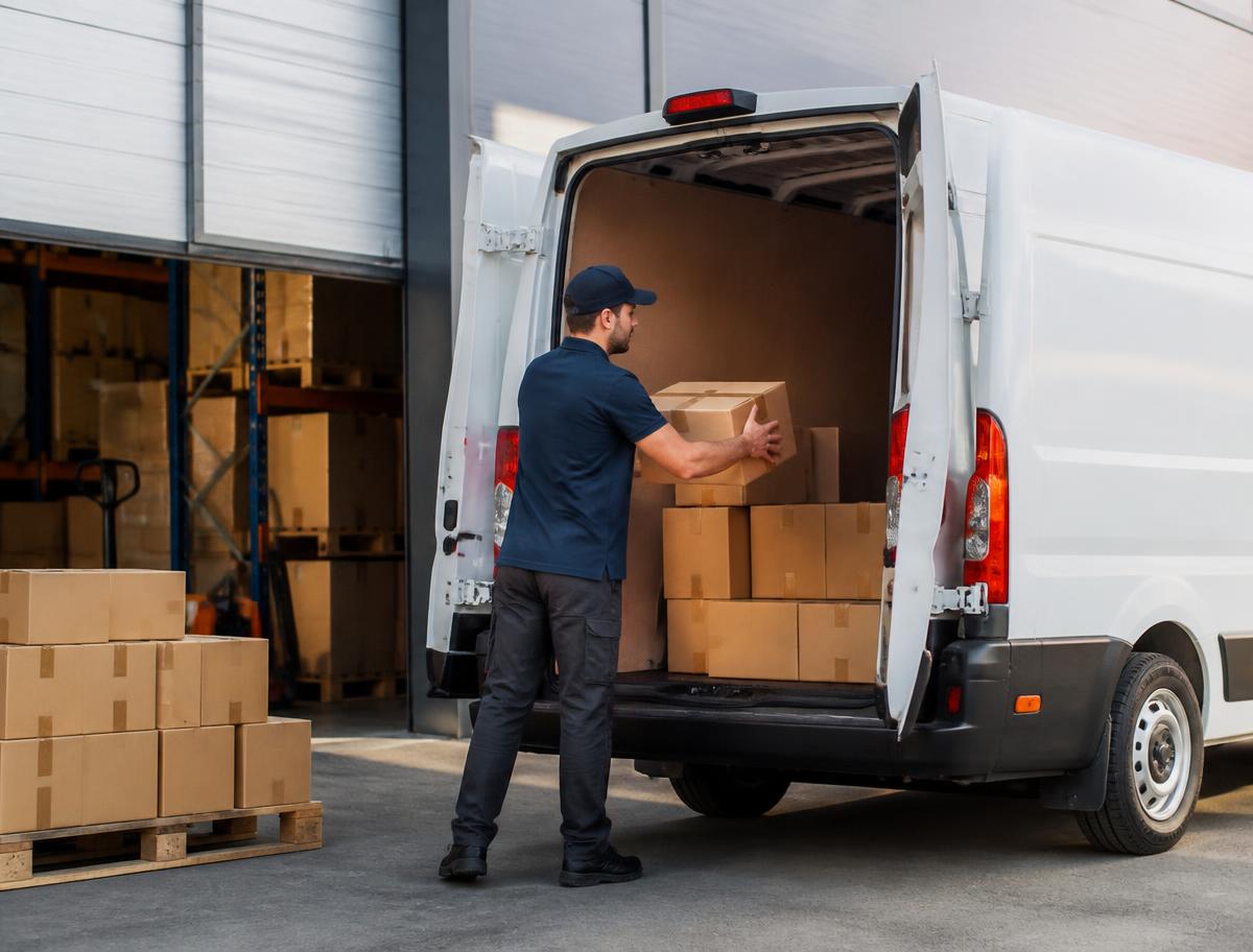 Recolección de paquetes cargados en una camioneta de reparto.